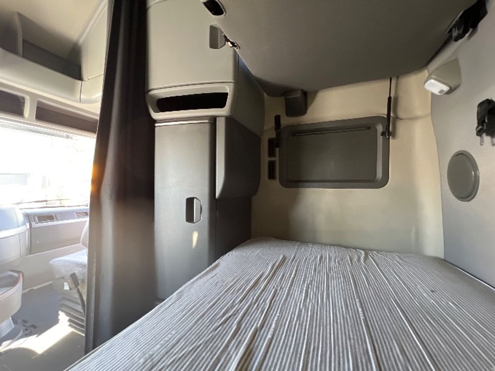 Sleeper Tractor-Heavy Duty Tractors-Volvo-2022-VNL64760-Sturtevant-WI-424,652\n\t\tmiles-$ 80,750 - Image 19