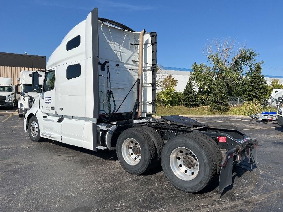 Sleeper Tractor-Heavy Duty Tractors-Volvo-2022-VNL64760-Sturtevant-WI-424,652\n\t\tmiles-$ 80,750 - Image 5
