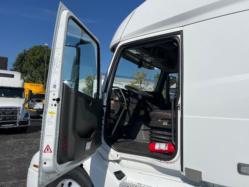 Sleeper Tractor-Heavy Duty Tractors-Volvo-2022-VNL64760-Sturtevant-WI-424,652\n\t\tmiles-$ 80,750 - Image 9