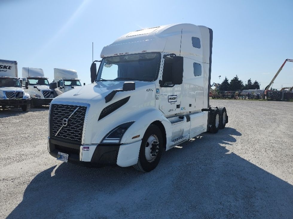 Sleeper Tractor-Heavy Duty Tractors-Volvo-2022-VNL64760-Sturtevant-WI-439,125\n\t\tmiles-$ 75,750 - Image 1