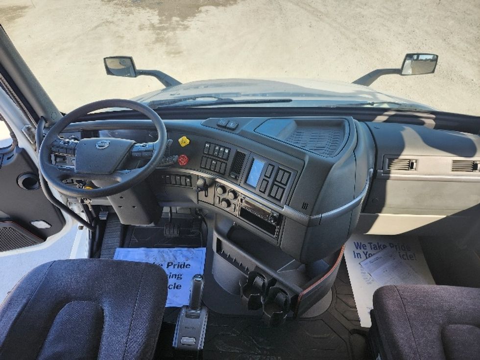 Sleeper Tractor-Heavy Duty Tractors-Volvo-2022-VNL64760-Sturtevant-WI-439,125\n\t\tmiles-$ 75,750 - Image 12