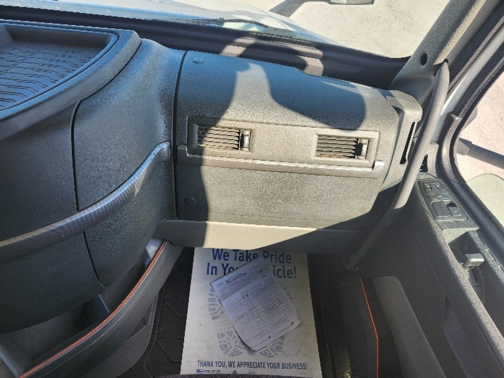 Sleeper Tractor-Heavy Duty Tractors-Volvo-2022-VNL64760-Sturtevant-WI-439,125\n\t\tmiles-$ 75,750 - Image 14