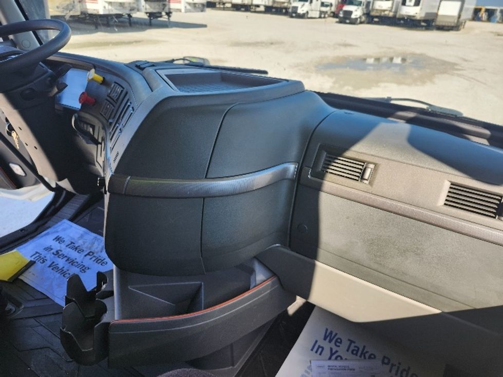 Sleeper Tractor-Heavy Duty Tractors-Volvo-2022-VNL64760-Sturtevant-WI-439,125\n\t\tmiles-$ 75,750 - Image 15