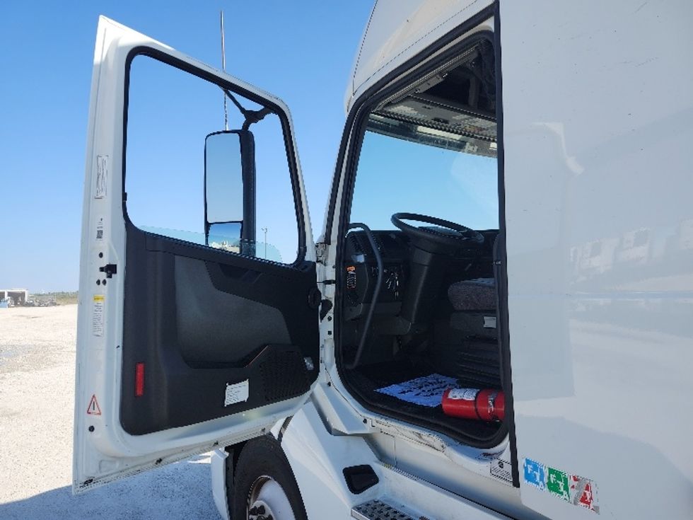 Sleeper Tractor-Heavy Duty Tractors-Volvo-2022-VNL64760-Sturtevant-WI-439,125\n\t\tmiles-$ 75,750 - Image 9