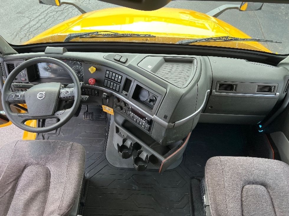 Sleeper Tractor-Heavy Duty Tractors-Volvo-2022-VNL64760-Sturtevant-WI-457,226\n\t\tmiles-$ 72,250 - Image 11