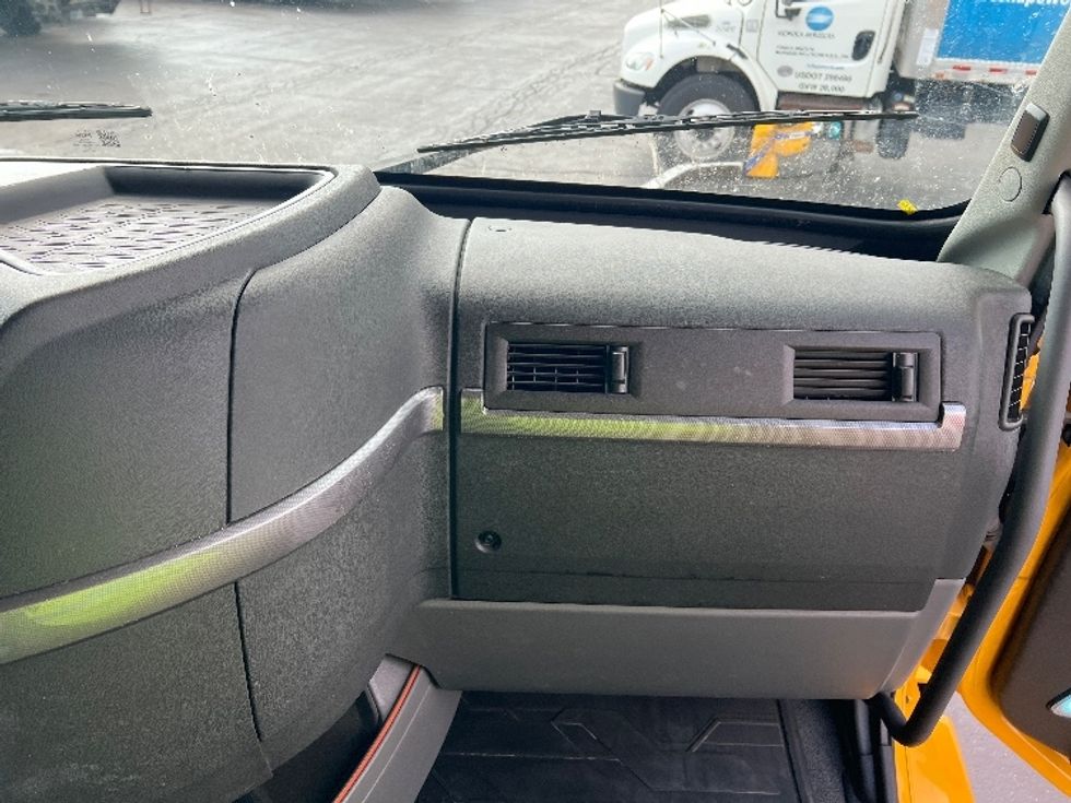 Sleeper Tractor-Heavy Duty Tractors-Volvo-2022-VNL64760-Sturtevant-WI-457,226\n\t\tmiles-$ 72,250 - Image 13