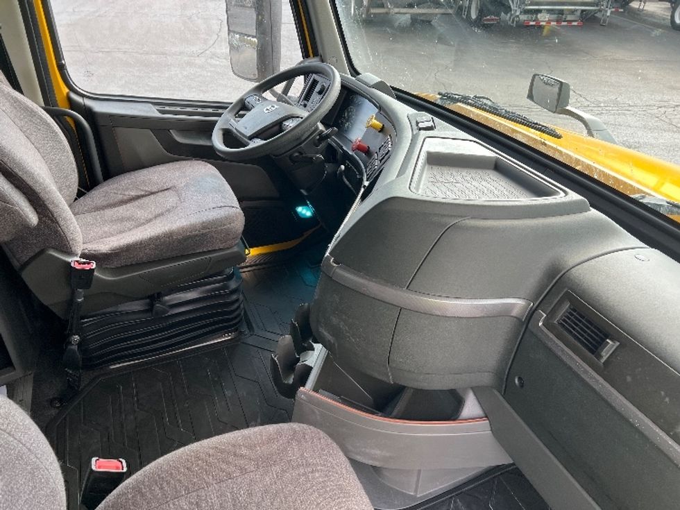 Sleeper Tractor-Heavy Duty Tractors-Volvo-2022-VNL64760-Sturtevant-WI-457,226\n\t\tmiles-$ 72,250 - Image 14