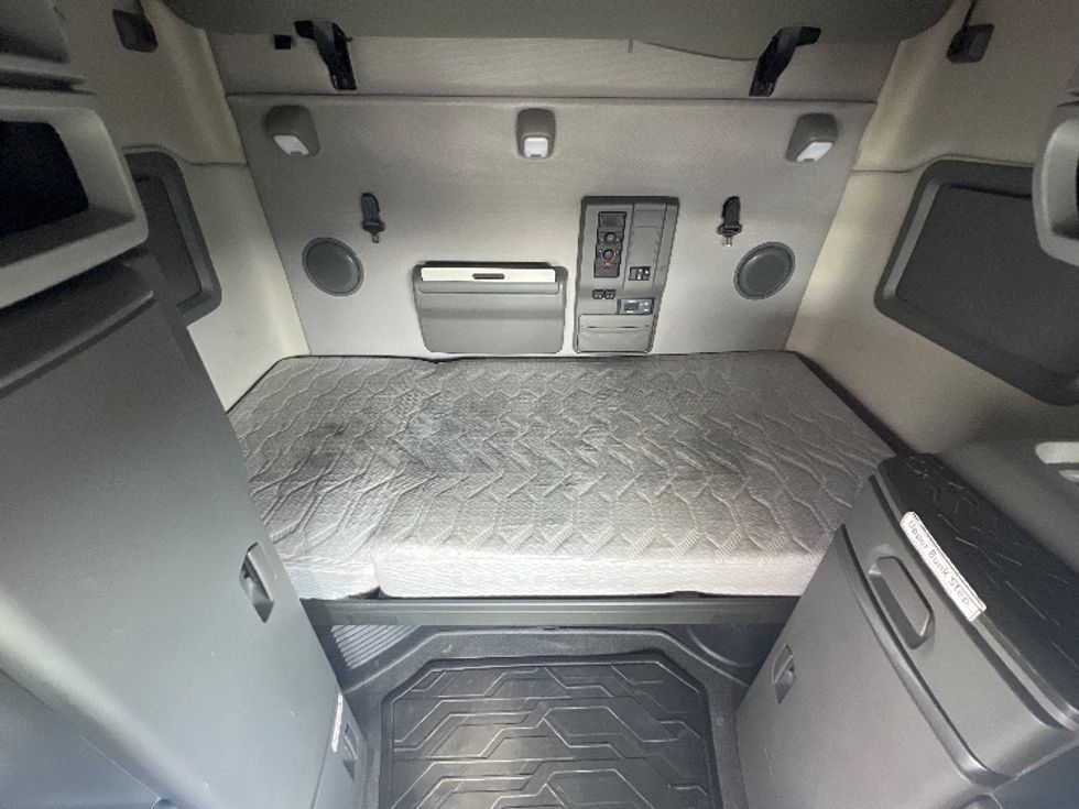 Sleeper Tractor-Heavy Duty Tractors-Volvo-2022-VNL64760-Sturtevant-WI-457,226\n\t\tmiles-$ 72,250 - Image 15