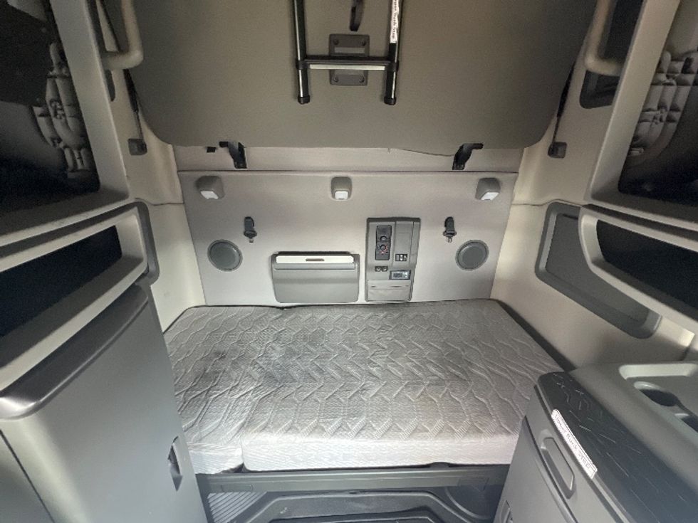 Sleeper Tractor-Heavy Duty Tractors-Volvo-2022-VNL64760-Sturtevant-WI-457,226\n\t\tmiles-$ 72,250 - Image 16