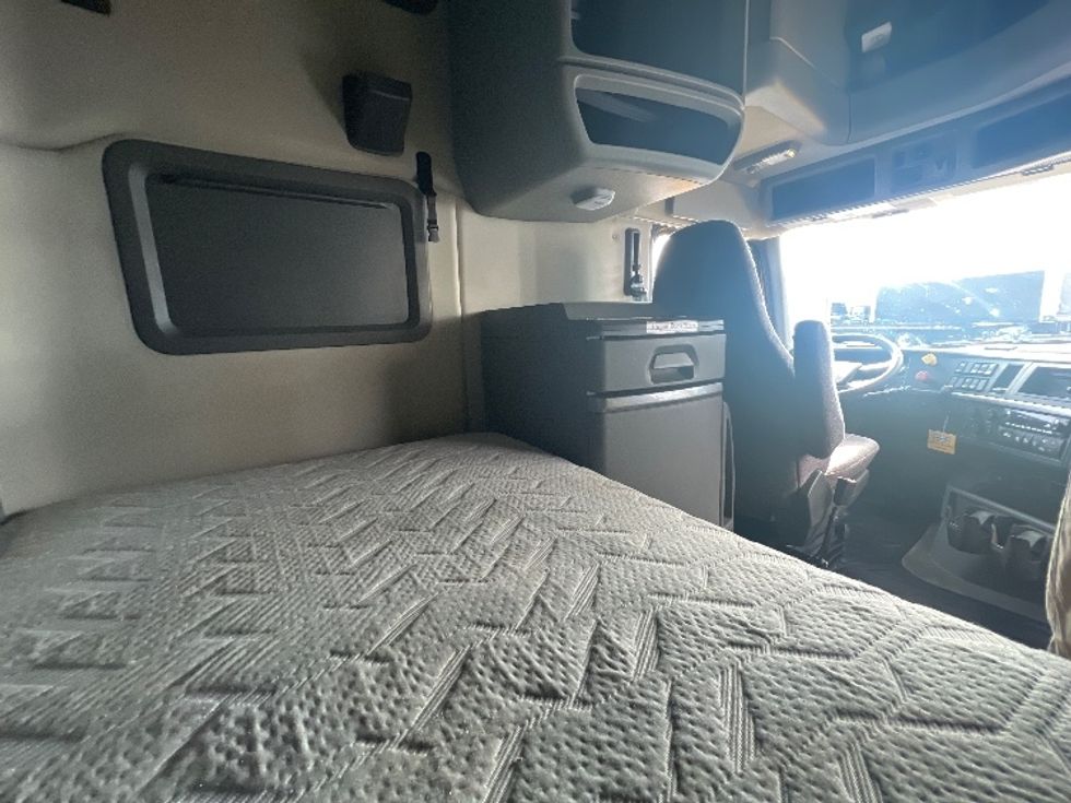 Sleeper Tractor-Heavy Duty Tractors-Volvo-2022-VNL64760-Sturtevant-WI-457,226\n\t\tmiles-$ 72,250 - Image 17