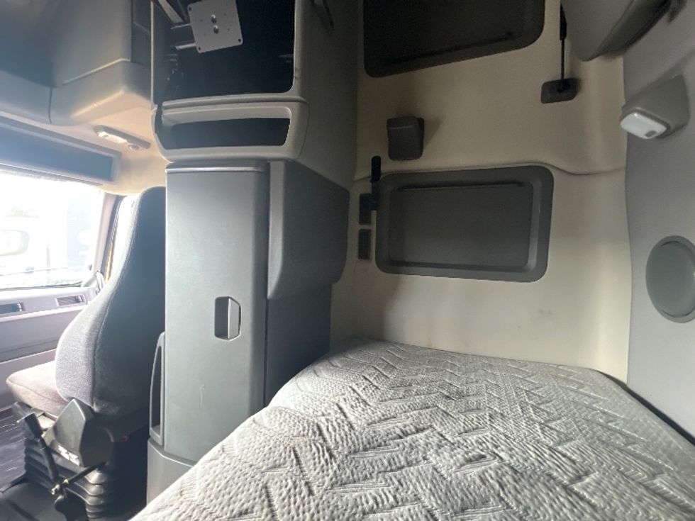 Sleeper Tractor-Heavy Duty Tractors-Volvo-2022-VNL64760-Sturtevant-WI-457,226\n\t\tmiles-$ 72,250 - Image 18