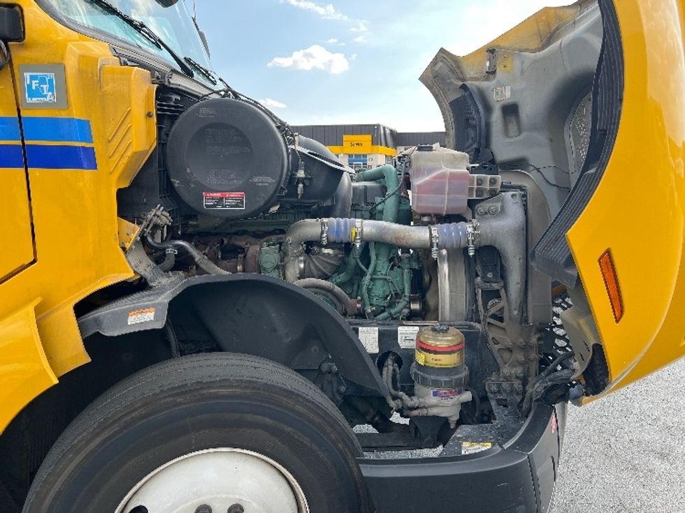 Sleeper Tractor-Heavy Duty Tractors-Volvo-2022-VNL64760-Sturtevant-WI-457,226\n\t\tmiles-$ 72,250 - Image 19
