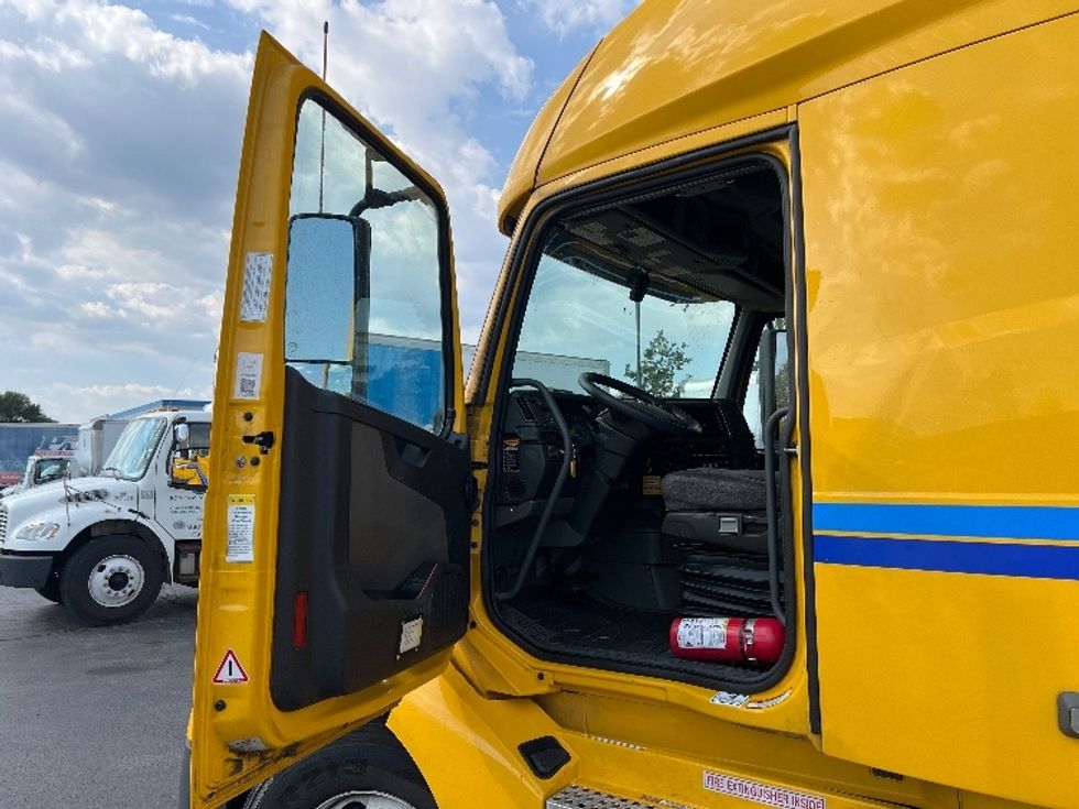 Sleeper Tractor-Heavy Duty Tractors-Volvo-2022-VNL64760-Sturtevant-WI-457,226\n\t\tmiles-$ 72,250 - Image 8