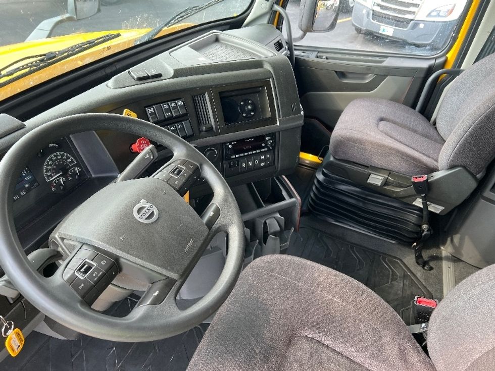 Sleeper Tractor-Heavy Duty Tractors-Volvo-2022-VNL64760-Sturtevant-WI-457,226\n\t\tmiles-$ 72,250 - Image 9