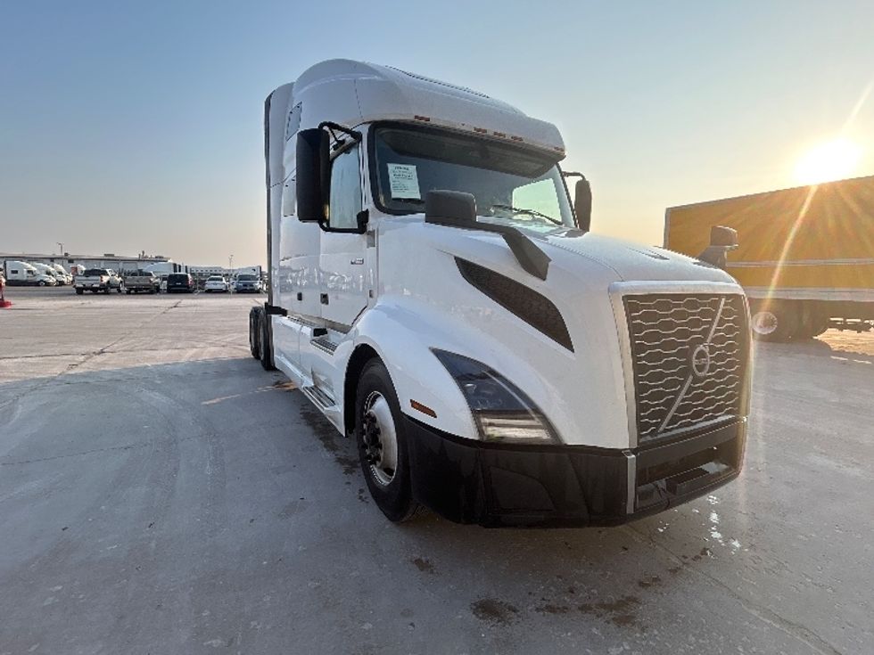 Sleeper Tractor-Heavy Duty Tractors-Volvo-2022-VNL64760-Sturtevant-WI-461,480\n\t\tmiles-$ 78,500 - Image 1