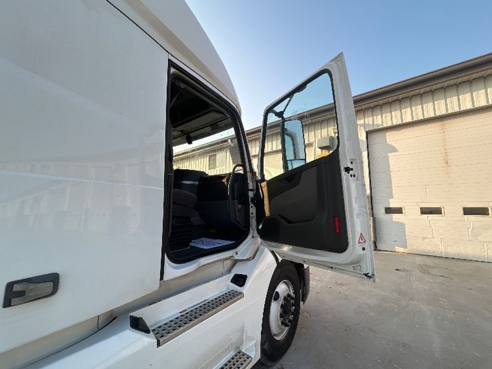 Sleeper Tractor-Heavy Duty Tractors-Volvo-2022-VNL64760-Sturtevant-WI-461,480\n\t\tmiles-$ 78,500 - Image 13