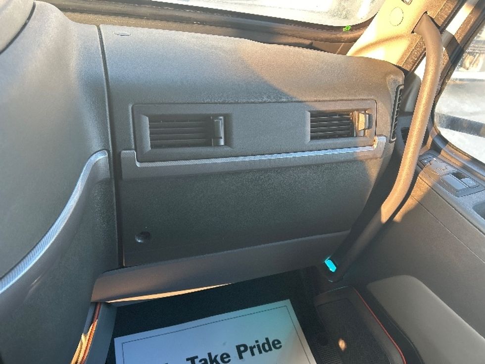 Sleeper Tractor-Heavy Duty Tractors-Volvo-2022-VNL64760-Sturtevant-WI-461,480\n\t\tmiles-$ 78,500 - Image 14