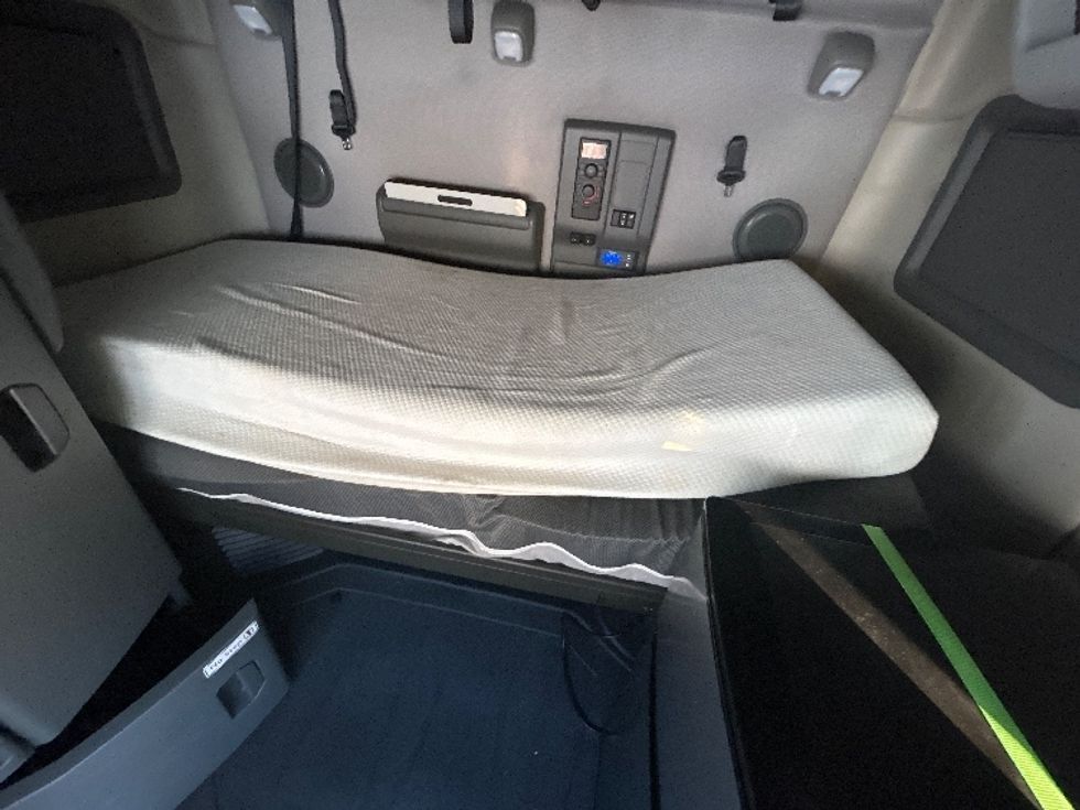 Sleeper Tractor-Heavy Duty Tractors-Volvo-2022-VNL64760-Sturtevant-WI-461,480\n\t\tmiles-$ 78,500 - Image 16