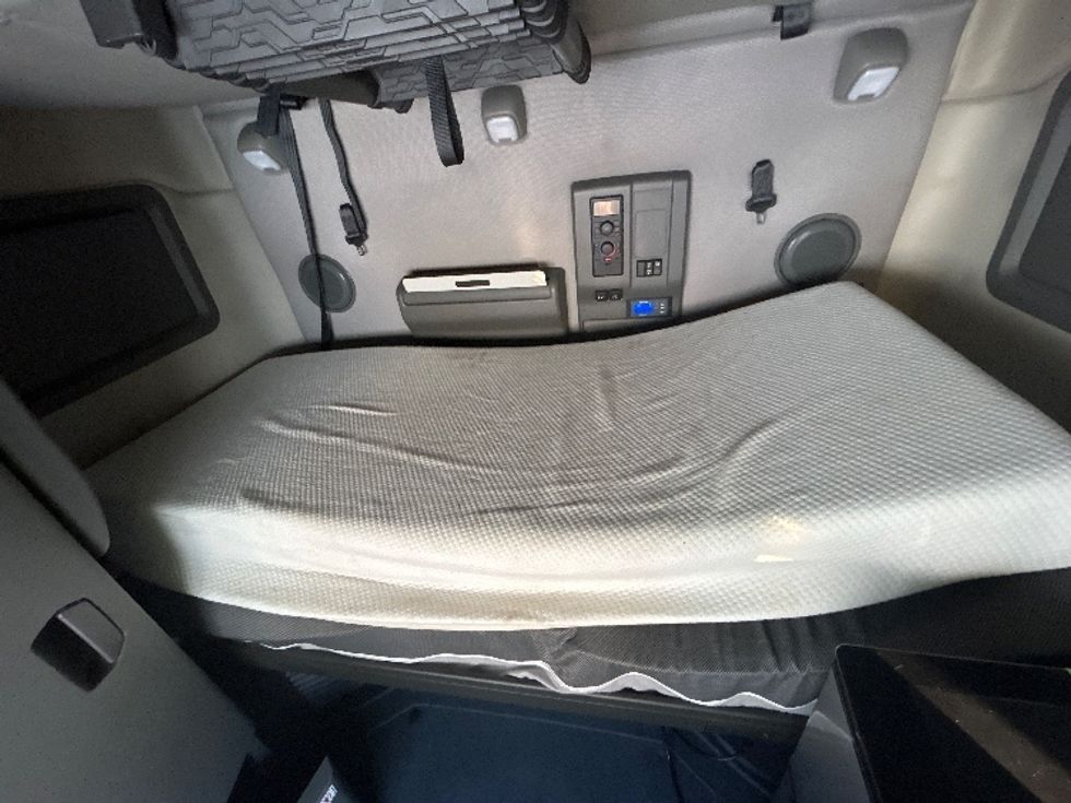 Sleeper Tractor-Heavy Duty Tractors-Volvo-2022-VNL64760-Sturtevant-WI-461,480\n\t\tmiles-$ 78,500 - Image 17