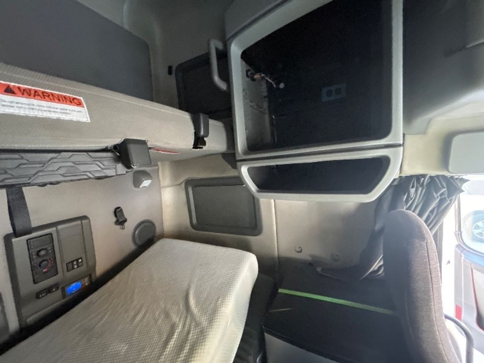 Sleeper Tractor-Heavy Duty Tractors-Volvo-2022-VNL64760-Sturtevant-WI-461,480\n\t\tmiles-$ 78,500 - Image 18