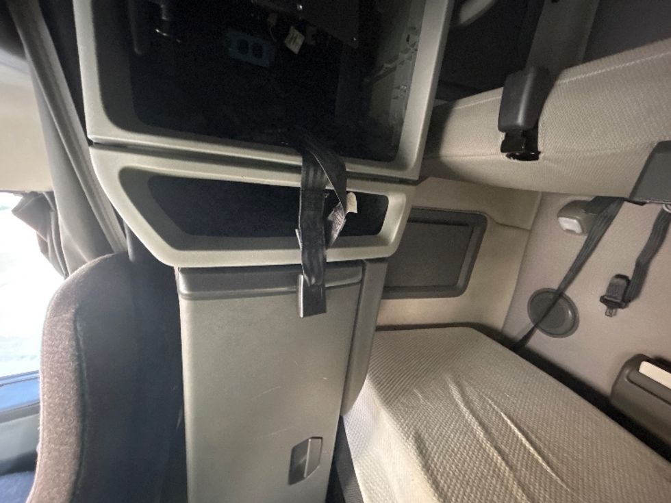 Sleeper Tractor-Heavy Duty Tractors-Volvo-2022-VNL64760-Sturtevant-WI-461,480\n\t\tmiles-$ 78,500 - Image 19