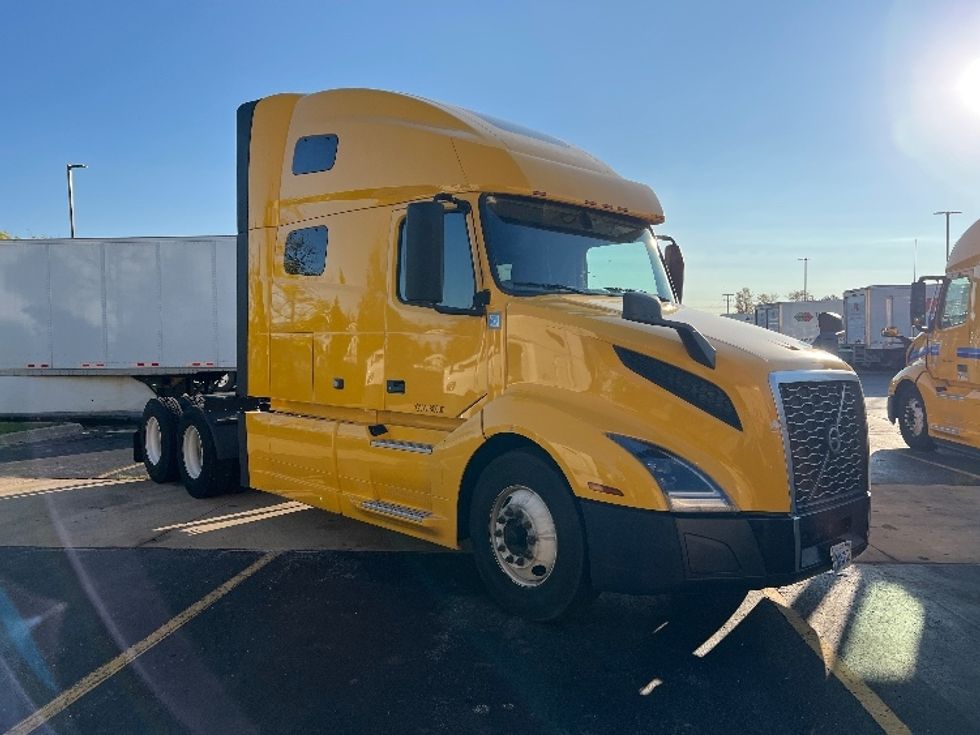 Sleeper Tractor-Heavy Duty Tractors-Volvo-2022-VNL64760-Sturtevant-WI-466,600\n\t\tmiles-$ 70,500 - Image 1