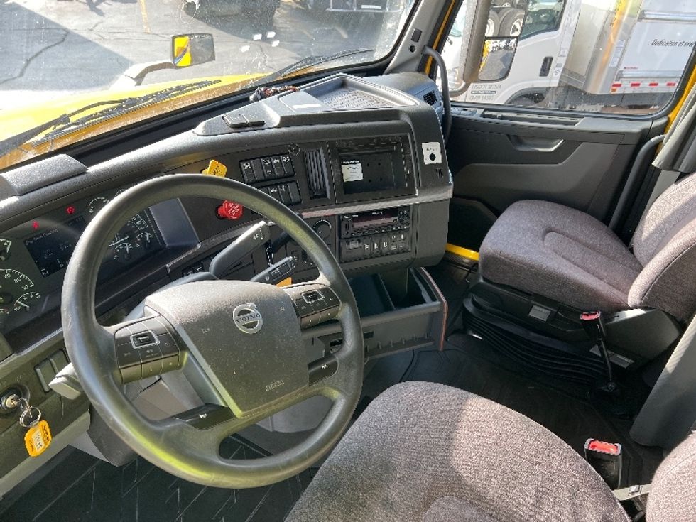 Sleeper Tractor-Heavy Duty Tractors-Volvo-2022-VNL64760-Sturtevant-WI-466,600\n\t\tmiles-$ 70,500 - Image 10