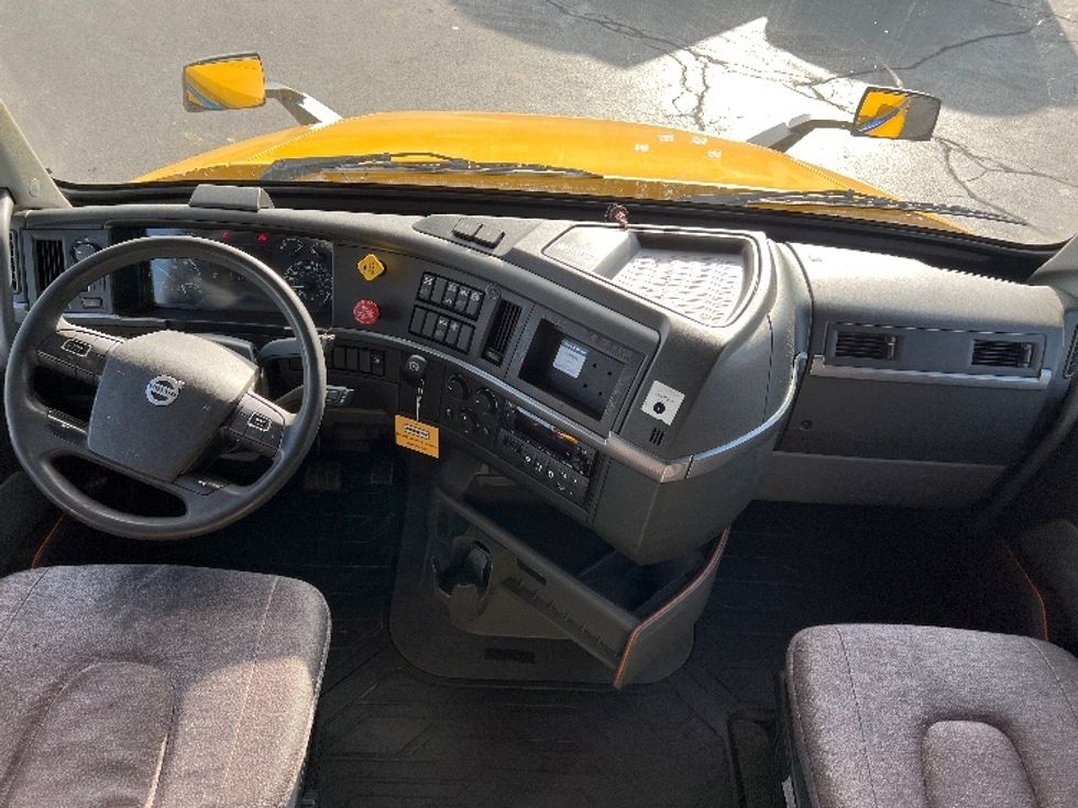 Sleeper Tractor-Heavy Duty Tractors-Volvo-2022-VNL64760-Sturtevant-WI-466,600\n\t\tmiles-$ 70,500 - Image 12