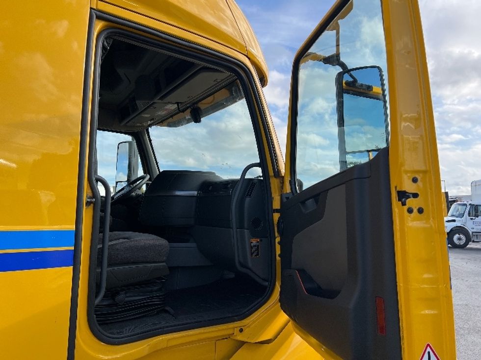 Sleeper Tractor-Heavy Duty Tractors-Volvo-2022-VNL64760-Sturtevant-WI-466,600\n\t\tmiles-$ 70,500 - Image 13