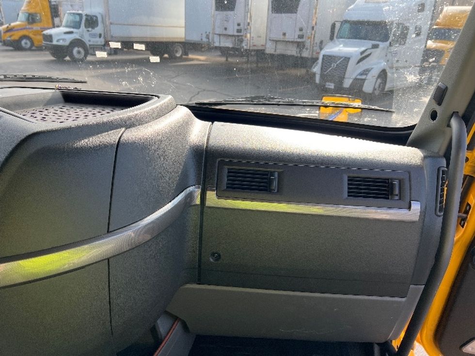 Sleeper Tractor-Heavy Duty Tractors-Volvo-2022-VNL64760-Sturtevant-WI-466,600\n\t\tmiles-$ 70,500 - Image 14