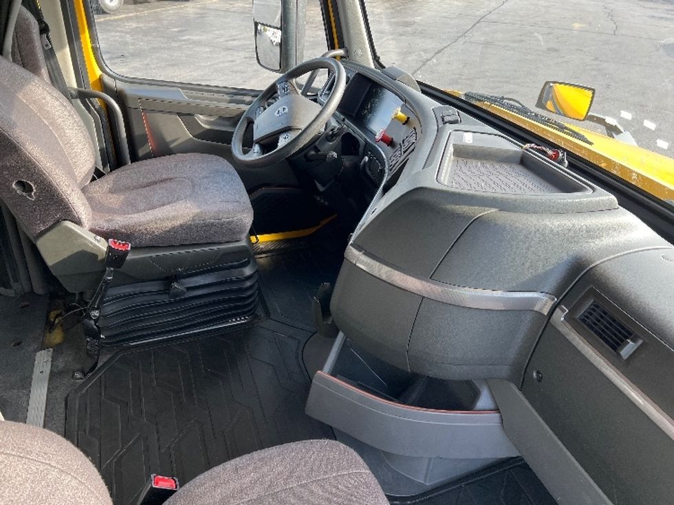 Sleeper Tractor-Heavy Duty Tractors-Volvo-2022-VNL64760-Sturtevant-WI-466,600\n\t\tmiles-$ 70,500 - Image 15