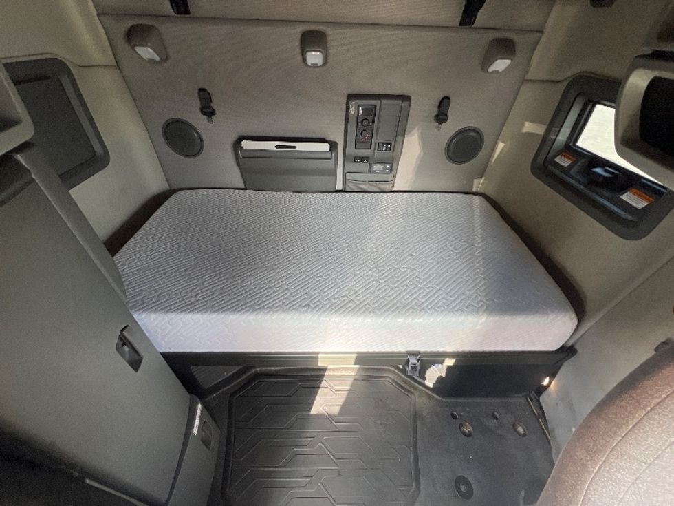 Sleeper Tractor-Heavy Duty Tractors-Volvo-2022-VNL64760-Sturtevant-WI-466,600\n\t\tmiles-$ 70,500 - Image 16