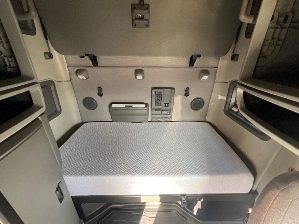 Sleeper Tractor-Heavy Duty Tractors-Volvo-2022-VNL64760-Sturtevant-WI-466,600\n\t\tmiles-$ 70,500 - Image 17