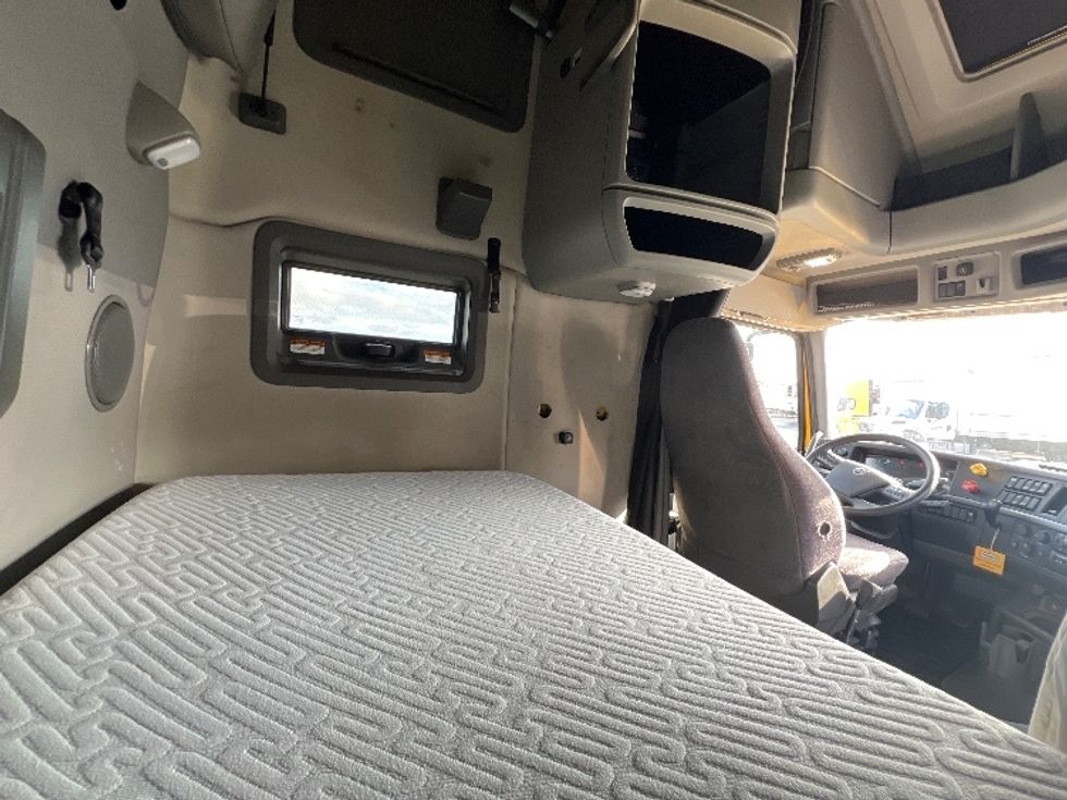 Sleeper Tractor-Heavy Duty Tractors-Volvo-2022-VNL64760-Sturtevant-WI-466,600\n\t\tmiles-$ 70,500 - Image 18