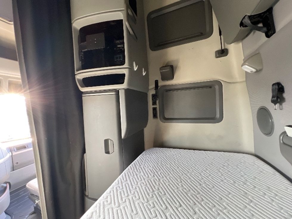 Sleeper Tractor-Heavy Duty Tractors-Volvo-2022-VNL64760-Sturtevant-WI-466,600\n\t\tmiles-$ 70,500 - Image 19