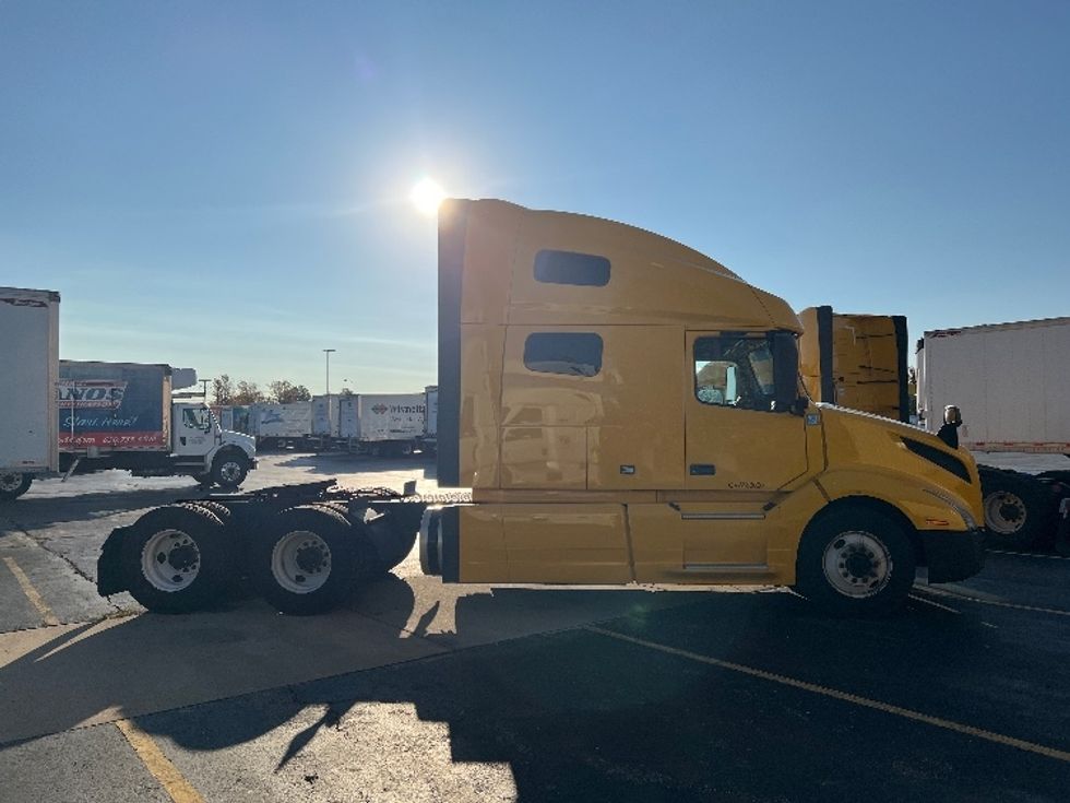 Sleeper Tractor-Heavy Duty Tractors-Volvo-2022-VNL64760-Sturtevant-WI-466,600\n\t\tmiles-$ 70,500 - Image 8