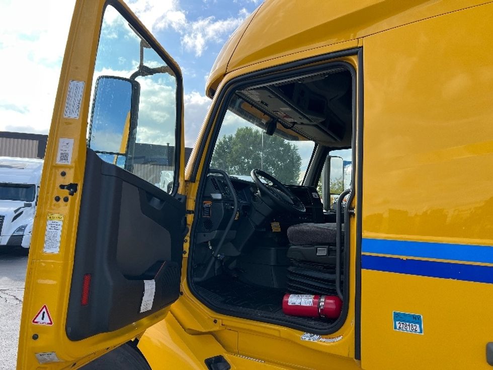 Sleeper Tractor-Heavy Duty Tractors-Volvo-2022-VNL64760-Sturtevant-WI-466,600\n\t\tmiles-$ 70,500 - Image 9