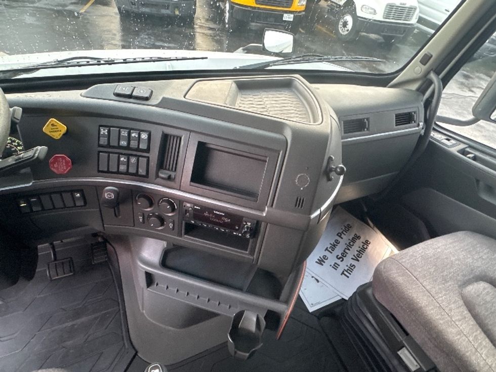 Sleeper Tractor-Heavy Duty Tractors-Volvo-2022-VNL64760-Sturtevant-WI-480,140\n\t\tmiles-$ 74,000 - Image 12