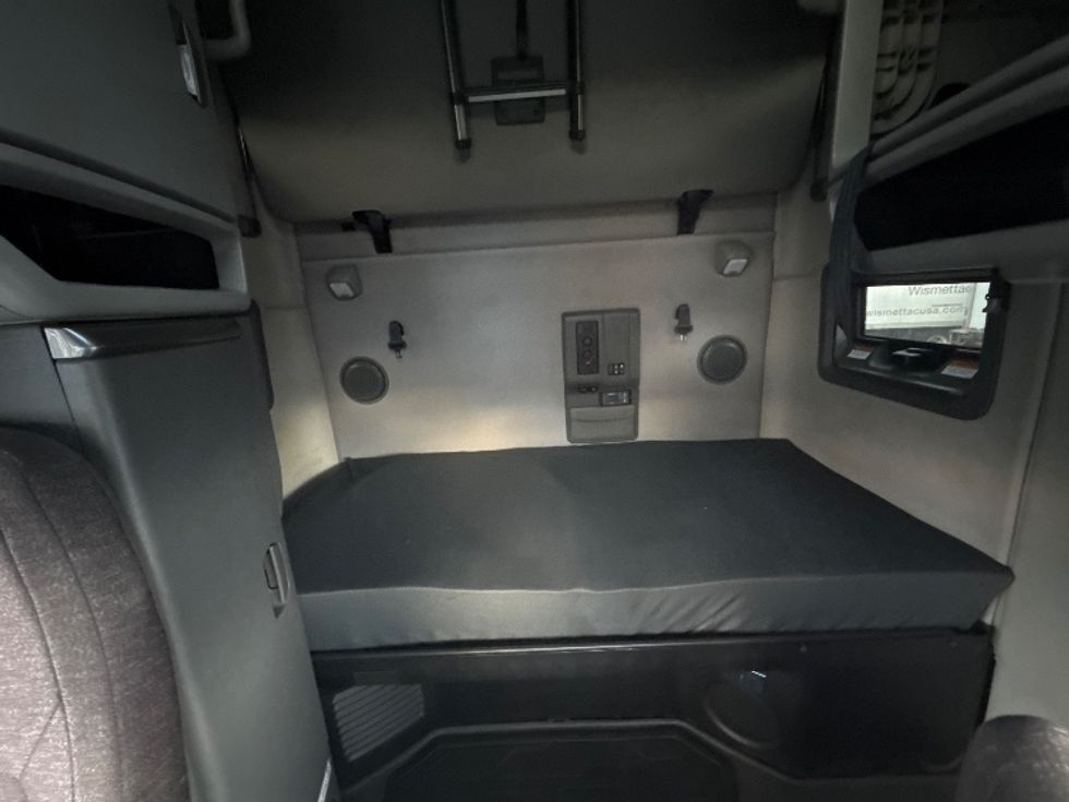 Sleeper Tractor-Heavy Duty Tractors-Volvo-2022-VNL64760-Sturtevant-WI-480,140\n\t\tmiles-$ 74,000 - Image 16