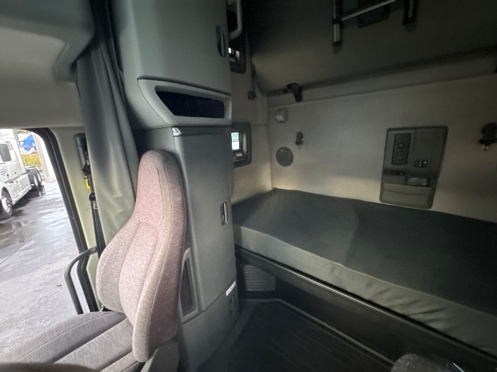 Sleeper Tractor-Heavy Duty Tractors-Volvo-2022-VNL64760-Sturtevant-WI-480,140\n\t\tmiles-$ 74,000 - Image 17