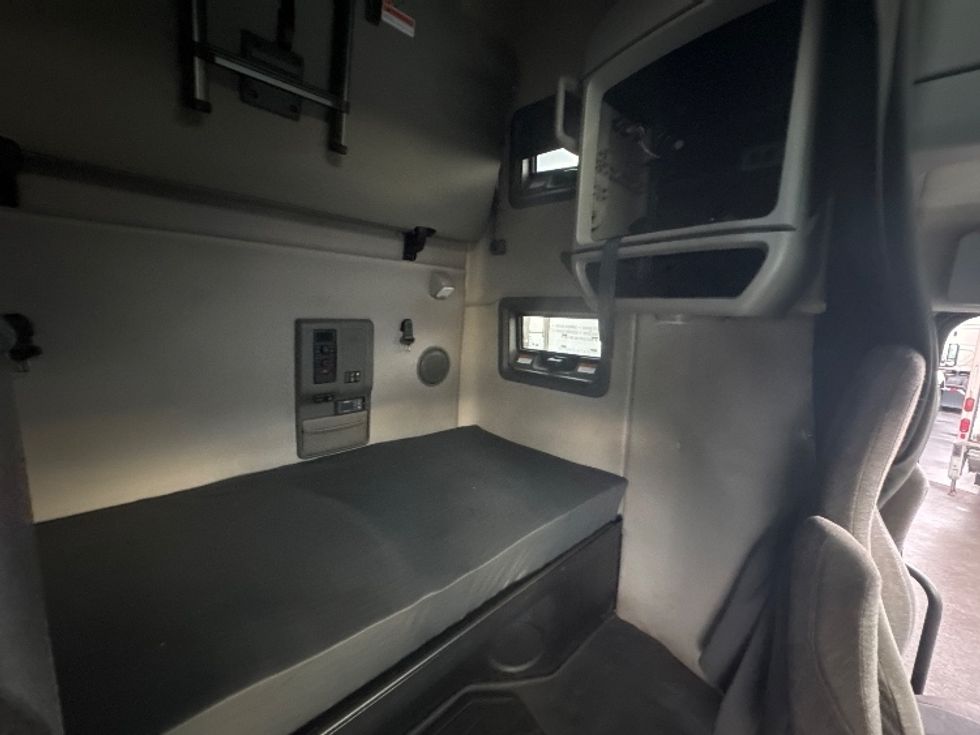 Sleeper Tractor-Heavy Duty Tractors-Volvo-2022-VNL64760-Sturtevant-WI-480,140\n\t\tmiles-$ 74,000 - Image 18