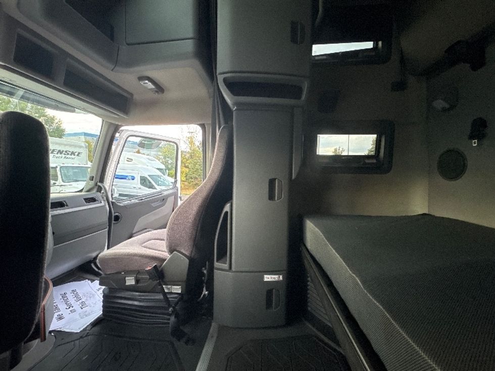 Sleeper Tractor-Heavy Duty Tractors-Volvo-2022-VNL64760-Sturtevant-WI-480,140\n\t\tmiles-$ 74,000 - Image 19