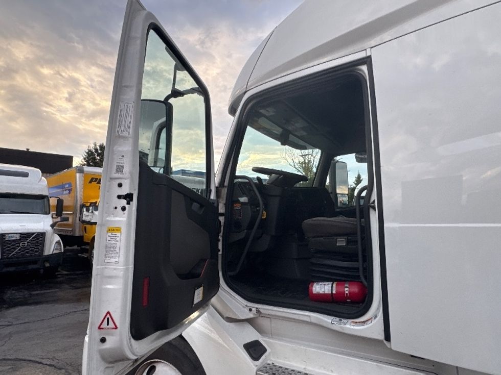 Sleeper Tractor-Heavy Duty Tractors-Volvo-2022-VNL64760-Sturtevant-WI-480,140\n\t\tmiles-$ 74,000 - Image 9