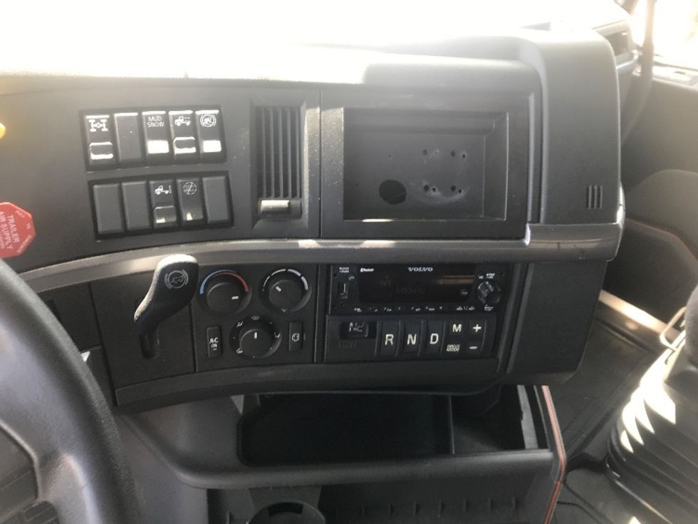 Sleeper Tractor-Heavy Duty Tractors-Volvo-2022-VNL64760-Suwanee-GA-402,447\n\t\tmiles-$ 86,250 - Image 12
