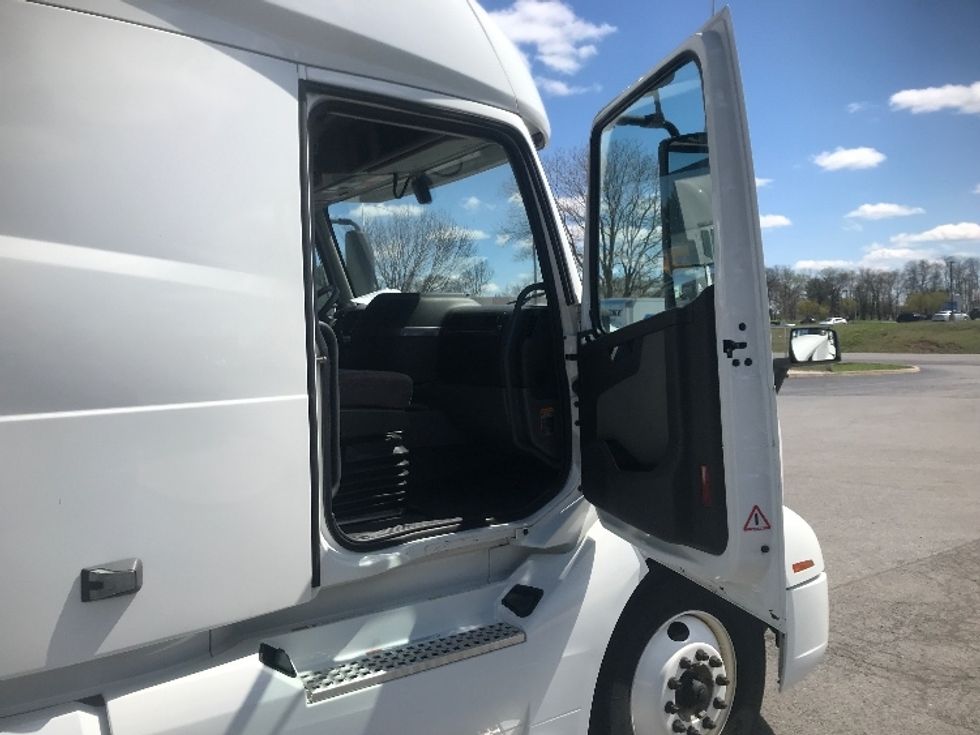 Sleeper Tractor-Heavy Duty Tractors-Volvo-2022-VNL64760-Suwanee-GA-402,447\n\t\tmiles-$ 86,250 - Image 13