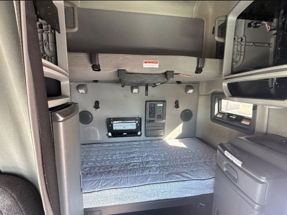 Sleeper Tractor-Heavy Duty Tractors-Volvo-2022-VNL64760-Suwanee-GA-402,447\n\t\tmiles-$ 86,250 - Image 16