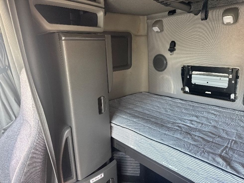 Sleeper Tractor-Heavy Duty Tractors-Volvo-2022-VNL64760-Suwanee-GA-402,447\n\t\tmiles-$ 86,250 - Image 19