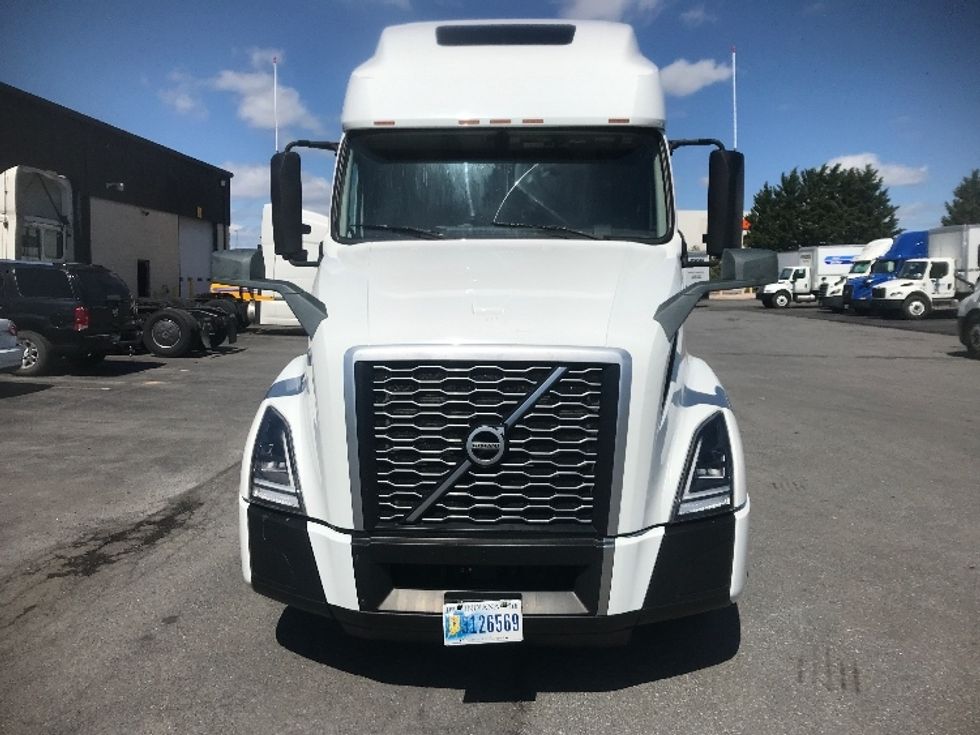 Sleeper Tractor-Heavy Duty Tractors-Volvo-2022-VNL64760-Suwanee-GA-402,447\n\t\tmiles-$ 86,250 - Image 2