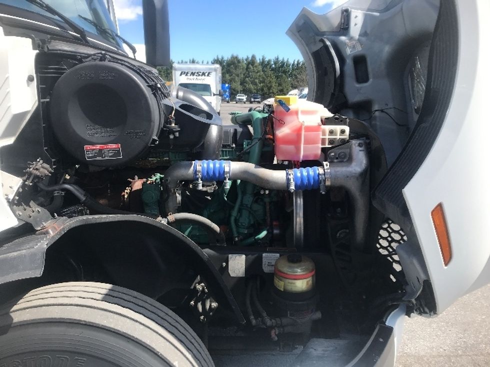 Sleeper Tractor-Heavy Duty Tractors-Volvo-2022-VNL64760-Suwanee-GA-402,447\n\t\tmiles-$ 86,250 - Image 20