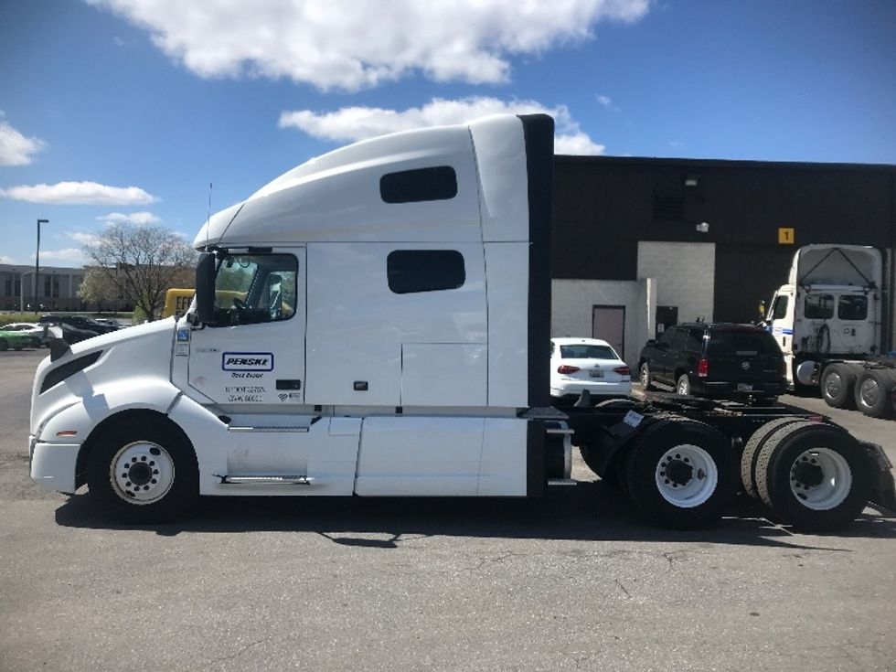 Sleeper Tractor-Heavy Duty Tractors-Volvo-2022-VNL64760-Suwanee-GA-402,447\n\t\tmiles-$ 86,250 - Image 4